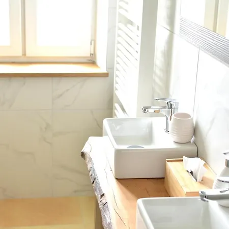 White Midsommar - Stilvolle Wohnung, 4 Schlafzimmer, Kueche Апартаменты Ландсхут